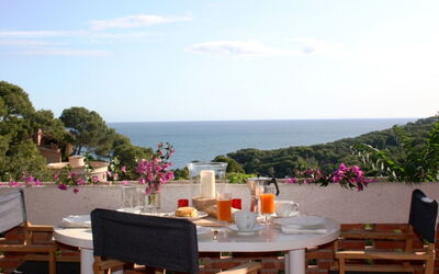 Begur 760: Ejendom, Restaurant, Udvej, Ferie, Himmel, Turisme, Bord, Ejendom, Hus, Hav