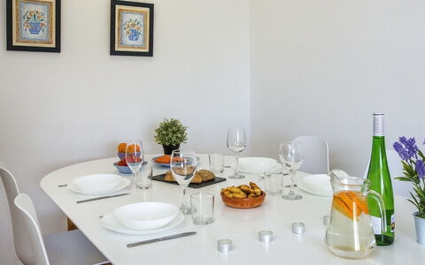 Dénia 475: Bordservice, Bord, Møbel, Stol, Mad, Flaske, Tallerkner, Drinkware, Billedramme, Vinglas