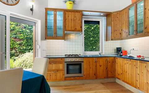 Perla: Køkken, Køkken Apparat, Cabinetry, Træ, Countertop, Større Bandage, Indretning, Gulvbelægning, Møbel, Skab