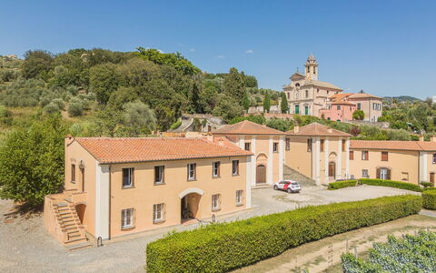 Sestri Levante 200: Himmel, Plante, Bygning, Vindue, Træ, Hus, Græs, Boligområde, Facade, Landskab