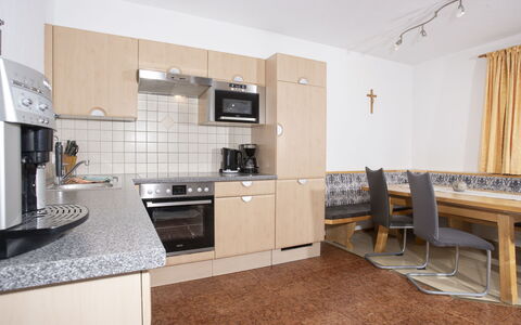 Kaltenbach 610: Møbel, Indretning, Gulvbelægning, Etage, Køkken, Countertop, Værelse, Cabinetry, Køkken Apparat, Loft