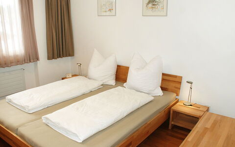 Valetta Sura: Møbel, Seng, Soveværelse, Værelse, Ejendom, Bed Frame, Madras, Indretning, Sengetøj, Etage