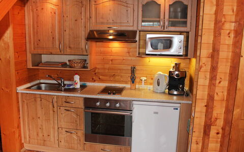 Tanvald 10: Cabinetry, Countertop, Køkken, Værelse, Møbel, Ejendom, Større Bandage, Bejdse, Hårdttræ, Bygning