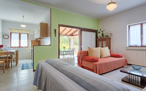 Licia: Møbel, Vindue, Bygning, Billedramme, Grøn, Window Blind, Træ, Azure, Komfort, Bord