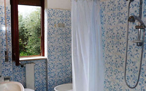 Riviera Massa: Badeværelse, Værelse, Badeforhæng, Ejendom, Gardin, Indretning, Badeværelse Tilbehør, Vindue Behandling, Hus, Textile