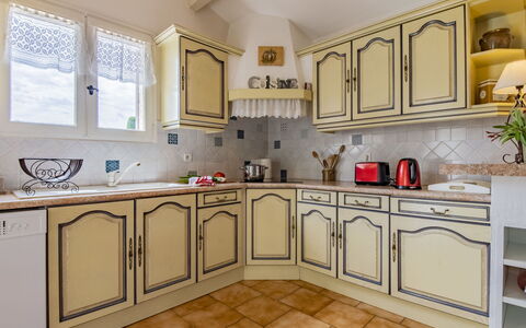 Les Iris: Cabinetry, Countertop, Køkkenvask, Håndvask, Tap, Vindue, Køkken, Træ, Komfur, Indretning