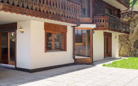 Nendaz 652: Ejendom, Bygning, Plante, Træ, Dør, Urban Design, Vejbelægning, Facade, Skygge, Ejendom