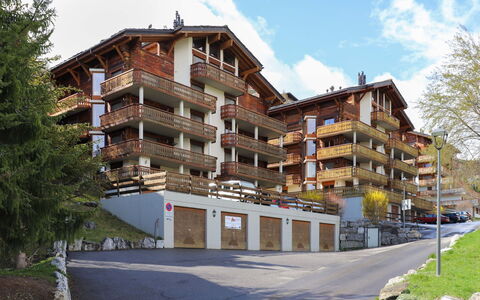 Nendaz 652: Himmel, Bygning, Sky, Plante, Træ, Vindue, Urban Design, Ejerlejlighed, Kvarter, Træ
