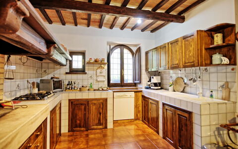 Casale Giulio: Countertop, Værelse, Ejendom, Køkken, Bygning, Møbel, Cabinetry, Indretning, Hus, Loft