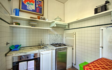 Panzalla: Værelse, Ejendom, Flise, Bygning, Indretning, Hus, Køkken, Møbel, Cabinetry, Arkitektur