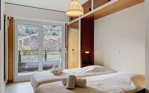 Nendaz 571: Træ, Indretning, Etage, Gulvbelægning, Møbel, Værelse, Loft, Seng, Soveværelse, Lejlighed