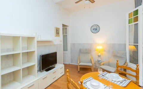 Gracia Torrijos: Møbel, Ejendom, Bord, Loftsventilator, Vindue, Billedramme, Træ, Belysning, Indretning, Cabinetry