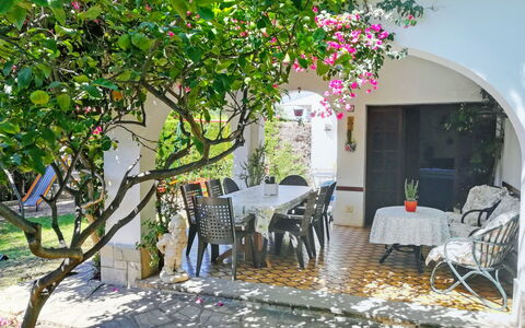 Vilafortuny: Ejendom, Træ, Bougainvillea, Gårdsplads, Bygning, Plante, Hus, Ejendom, Værelse, Arkitektur