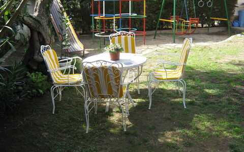 Vilafortuny: Stol, Træ, Backyard, Gård, Møbel, Bord, Have, Plante, Fritid, Udendørs Møbler