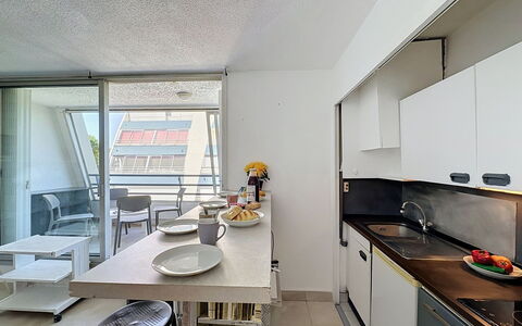La Grande Motte 275: Gulvbelægning, Indretning, Lejlighed, Møbel, Etage, Køkken, Værelse, Countertop, Hjem, Loft