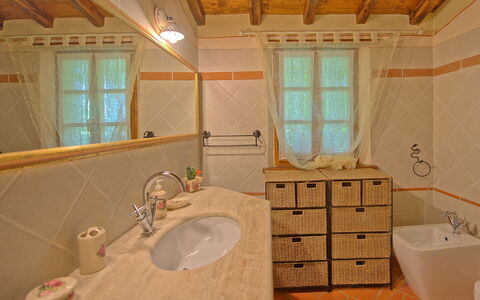 Villa Margherita: Badeværelse, Værelse, Ejendom, Indretning, Håndvask, Bygning, Hus, Sanitærarmatur, Loft, Flise