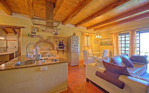 Villa Margherita: Værelse, Ejendom, Bygning, Møbel, Indretning, Stue, Bjælke, Loft, Hus, Etage
