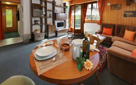 Grindelwald 104: Møbel, Træ, Indretning, Loft, Couch, Gulvbelægning, Værelse, Stue, Etage, Stol