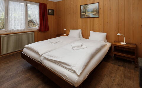 Grindelwald 104: Træ, Soveværelse, Indretning, Seng, Gulvbelægning, Etage, Møbel, Sengetøj, Bed Frame, Værelse