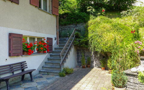 Grindelwald 104: Plante, Udendørs Bench, Blomst, Bygning, Vindue, Vejbelægning, Blomsterkrukke, Vegetationen, Trappe, Urban Design