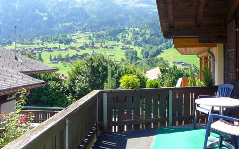 Grindelwald 104: Bygning, Bord, Plante, Bjerg, Træ, Træ, Skygge, Sommerhus, Eco Hotel, Boligområde