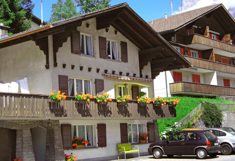 Grindelwald 104: Bil, Himmel, Hjul, Ejendom, Bygning, Plante, Køretøj, Vindue, Hus
