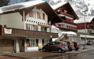 Grindelwald 104: Bil, Himmel, Ejendom, Sne, Vindue, Køretøj, Bjerg, Bygning