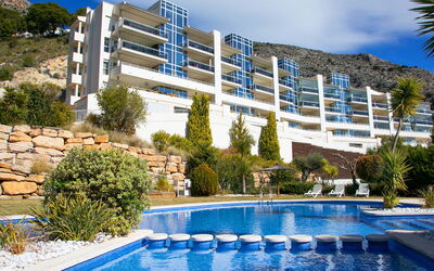Altea 200: Vand, Himmel, Bygning, Ejendom, Plante, Lys, Blå, Azure, Svømmepøl