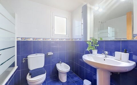 Roses 845: Blå, Toiletbræt, Badeværelse, Sanitærarmatur, Gulvbelægning, Toilet, Etage, Indretning, Håndvask, Badeværelsesvask