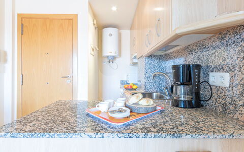 Nuvol Blau: Ejendom, Møbel, Azure, Cabinetry, Træ, Indretning, Bygning, Countertop, Gulvbelægning