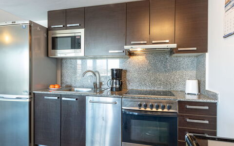 Cap Mestral: Countertop, Cabinetry, Ejendom, Bygning, Komfur, Køkken, Køkken Apparat, Træ, Cooktop, Komfur