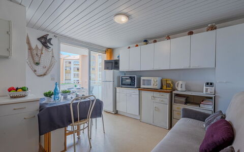 Le Barcarès 440: Cabinetry, Møbel, Countertop, Køkken, Husholdningsapparat, Indretning, Skuffe, Køkken Apparat, Gulvbelægning