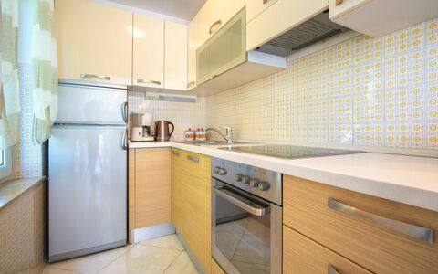 Vesna: Cabinetry, Countertop, Møbel, Bygning, Komfur, Køkken Apparat, Køkkenvask, Køkken, Træ, Husholdningsapparat