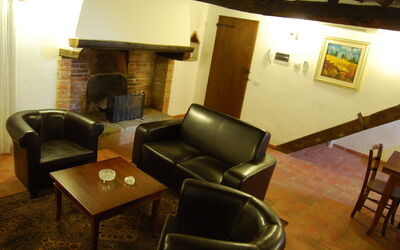 Nr.6: Værelse, Ejendom, Møbel, Bygning, Indretning, Offentlige Rum, Stue, Venteværelse, Bord, Lobby