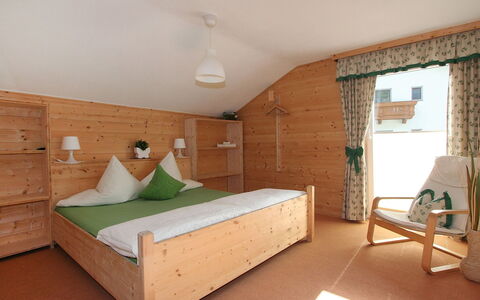 Ötztal: Værelse, Møbel, Soveværelse, Seng, Ejendom, Indretning, Loft, Bed Frame, Bygning, Hus