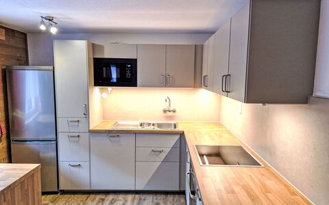 Ötztal: Gulvbelægning, Countertop, Køkken, Træ, Cabinetry, Møbel, Etage, Indretning, Køkken Apparat, Trægulve