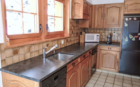 Roxane: Køkken, Countertop, Cabinetry, Køkkenvask, Gulvbelægning, Træ, Køkken Apparat, Møbel, Indretning, Håndvask