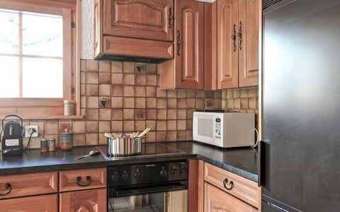 Roxane: Køkken, Countertop, Cabinetry, Køkken Apparat, Større Bandage, Indretning, Gulvbelægning, Sanitærarmatur, Brun, Skuffe