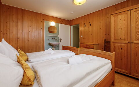 Chalet Shangri la: Seng, Soveværelse, Indretning, Træ, Gulvbelægning, Loft, Møbel, Etage, Sengetøj, Bed Frame