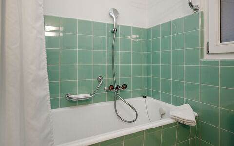 Chalet Shangri la: Badeværelse, Sanitærarmatur, Tap, Gulvbelægning, Vvs, Indretning, Badekar, Brusehoved, Bruser, Flise