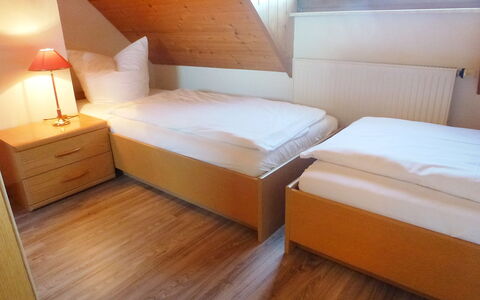 Schonach 125: Seng, Værelse, Møbel, Soveværelse, Bed Frame, Madras, Ejendom, Hårdttræ, Etage, Indretning