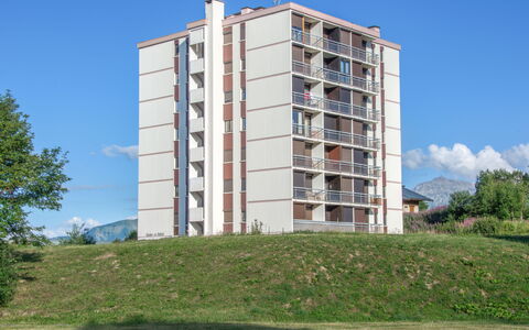 La Toussuire 260: Himmel, Bygning, Plante, Træ, Hus, Højhus, Tårn, Land Lot, Urban Design, Ejerlejlighed