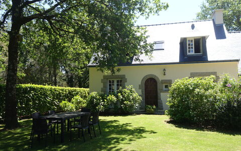 Villa Pallec: Plante, Ejendom, Vindue, Bygning, Træ, Udendørs Bench, Himmel, Skygge, Land Lot, Græs