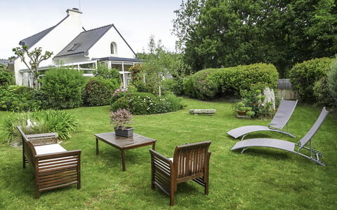 Ty Patrick: Plante, Møbel, Ejendom, Bygning, Himmel, Grøn, Naturlige Landskab, Træ, Bord, Udendørs Møbler