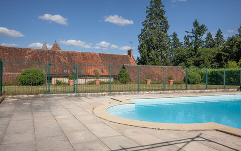 La Maison du Chateau: Mad, Bord, Bordservice, Plante, Møbel, Himmel, Stol, Tallerkner, Plade, Udendørs Møbler