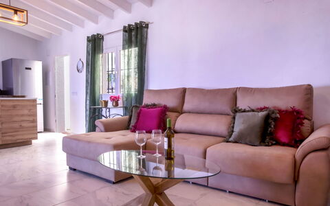 Villa Teresita: Møbel, Ejendom, Bygning, Couch, Cabinetry, Bord, Purple, Komfort, Træ, Indretning