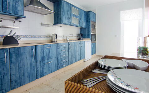 Pelzer: Cabinetry, Countertop, Møbel, Træ, Bordservice, Tallerkner, Azure, Køkken, Bygning, Bord