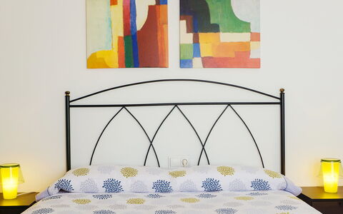 Pelzer: Møbel, Ejendom, Gul, Rektangel, Orange, Textile, Bord, Indretning, Dekoration, Bed Frame