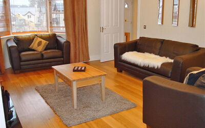 Ardmullen 700.1: Bord, Couch, Møbel, Ejendom, Komfort, Bygning, Træ, Lampe, Stue, Studio Couch