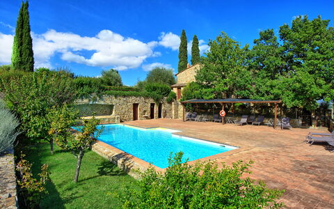 Brunello: Plante, Himmel, Vand, Sky, Ejendom, Bygning, Azure, Botanik, Træ, Svømmepøl